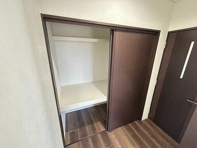 玄関収納スペースです