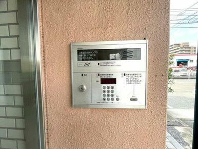 オートロック付きのエントランスで、セキュリティ面も安心。来訪者はインターホン操作で確認でき、不審者