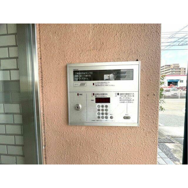 オートロック付きのエントランスで、セキュリティ面も安心。来訪者はインターホン操作で確認でき、不審者