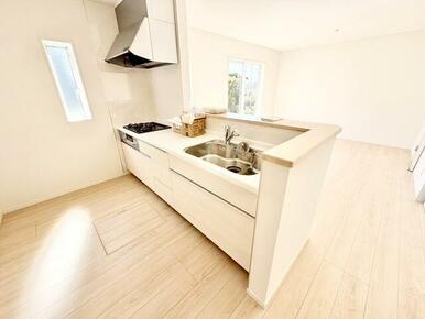 料理がしやすい広々キッチン！ 作業スペースにコンセントもあってとっても便利です♪ 毎日の料理も楽しくできそうですね。 大型スライド収納、床下収納付きで収納力豊富です。