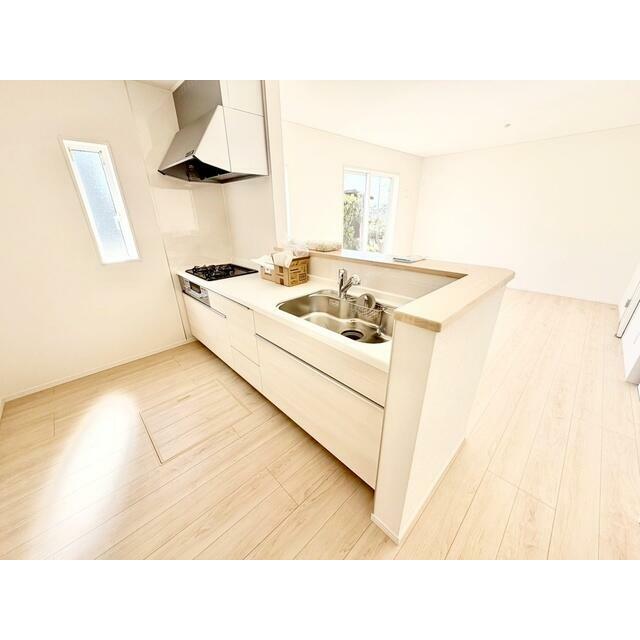 料理がしやすい広々キッチン！ 作業スペースにコンセントもあってとっても便利です♪ 毎日の料理も楽しくできそうですね。 大型スライド収納、床下収納付きで収納力豊富です。