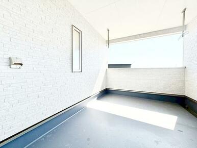 9.72㎡の広々ルーフバルコニー 洗濯物をいっぱい干せます！ バルコニーにもコンセント完備なのでお掃除も楽楽です。