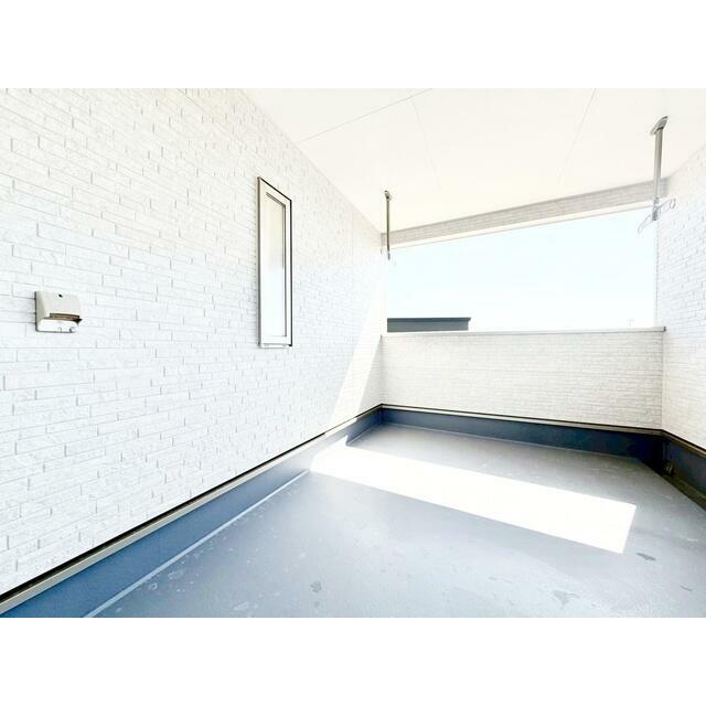 9.72㎡の広々ルーフバルコニー 洗濯物をいっぱい干せます！ バルコニーにもコンセント完備なのでお掃除も楽楽です。