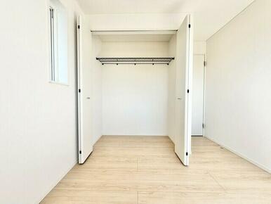 2階洋室には大容量のクローゼットが各部屋にあります。 洋服選びが楽しくなりますね♪