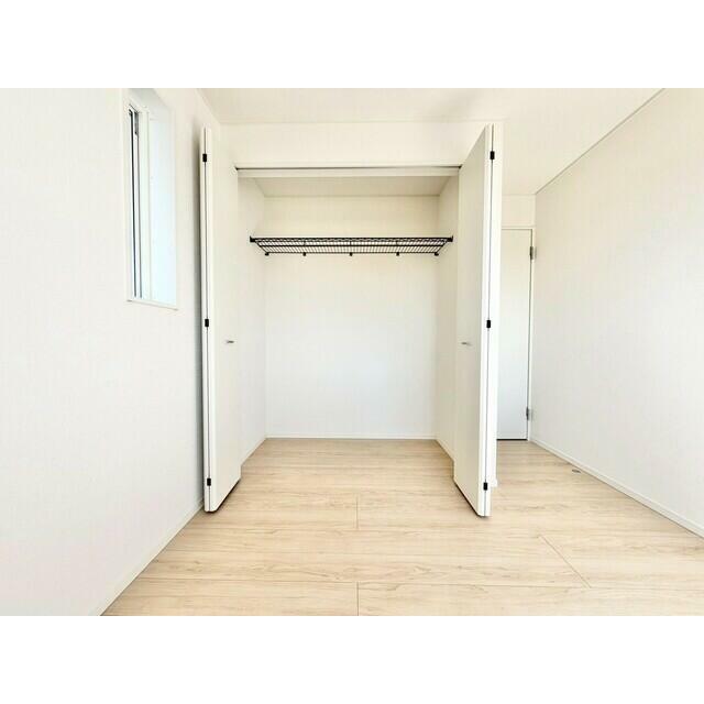 2階洋室には大容量のクローゼットが各部屋にあります。 洋服選びが楽しくなりますね♪