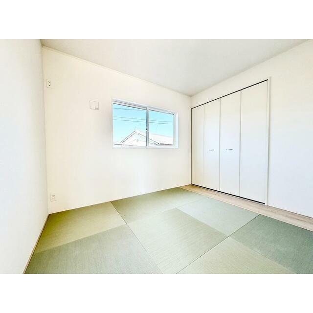 リビングの横には和室があります。 和室はお子様のお昼寝や遊ぶスペースにもちょうどいいです☆