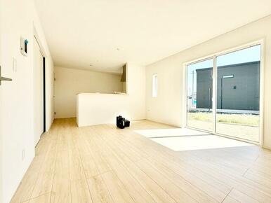 15帖の明るいリビングです。 カウンターキッチンなので家事をしながらご家族の様子が見渡せます☆