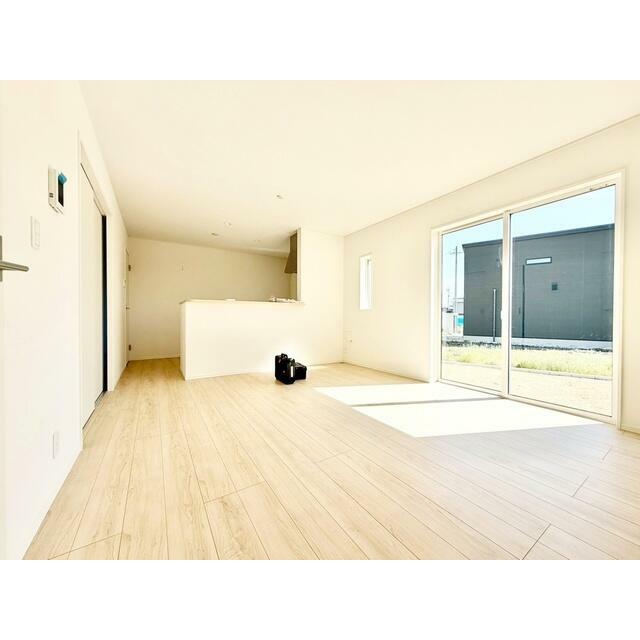 15帖の明るいリビングです。 カウンターキッチンなので家事をしながらご家族の様子が見渡せます☆