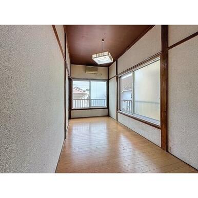 ２面採光の明るい洋間です