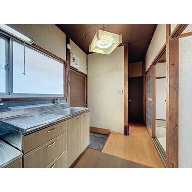 キッチンの奥から見ました