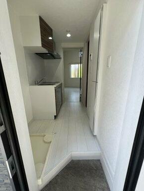 白ベースの内装で明るい印象です（※写真は102号室のもの）