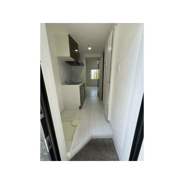 白ベースの内装で明るい印象です（※写真は102号室のもの）