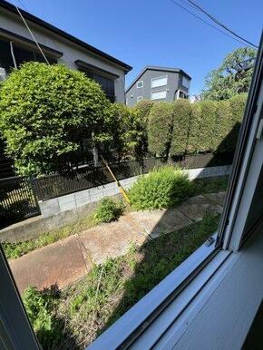 駅近くですが、少し奥まったところで閑静な周辺環境です（写真は102号室からの眺望）