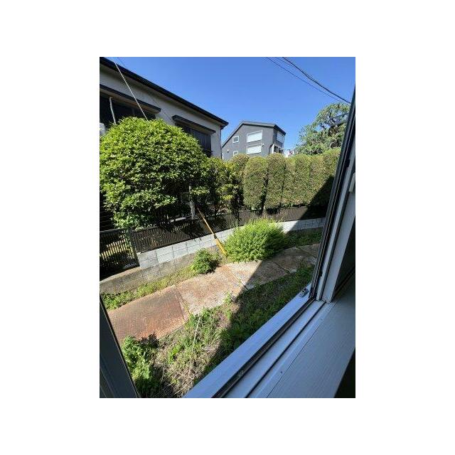 駅近くですが、少し奥まったところで閑静な周辺環境です（写真は102号室からの眺望）