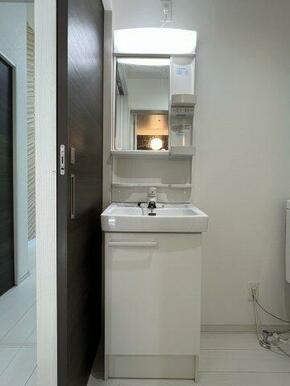 朝の身支度も捗る独立洗面台（※写真は102号室のもの）