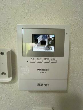 モニタ付きインターホンで安心です（※写真は102号室のもの）