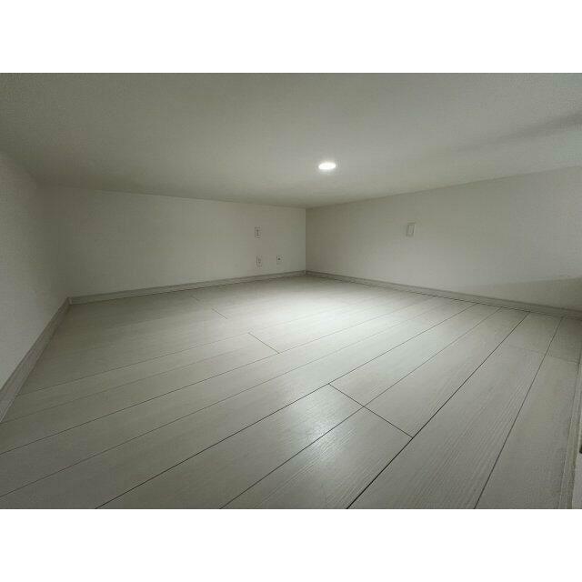 ロフトはしっかりした作りで、とても広いので収納スペースとしても有効活用できます（※写真は102号室の