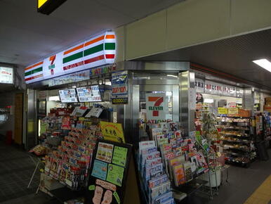 セブンイレブン京急ＳＴ富岡店