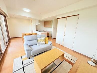 「LDK別角度」ニトリの家具付き物件です。