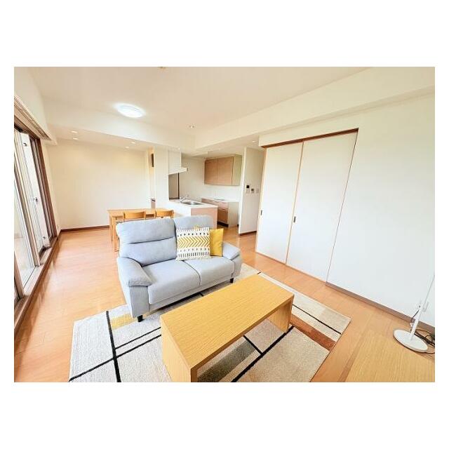 「LDK別角度」ニトリの家具付き物件です。