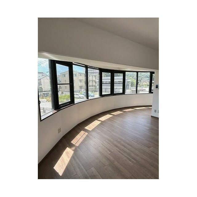 「LDK」窓が多く、明るく開放的です。