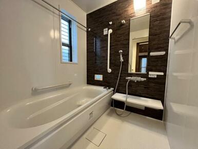 1日の疲れを癒してくれる浴室は、窓のある開放的な空間＾＾