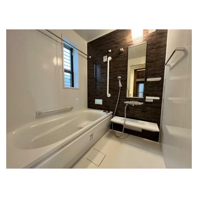 1日の疲れを癒してくれる浴室は、窓のある開放的な空間＾＾