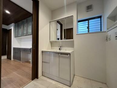 廊下とリビングどちらからも入れるので動線が短い！