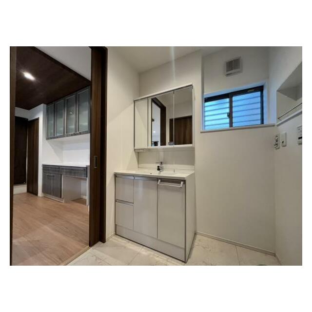 廊下とリビングどちらからも入れるので動線が短い！