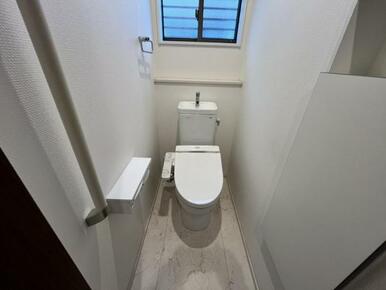 立ち上がりをサポートしてくれる手すり付き！