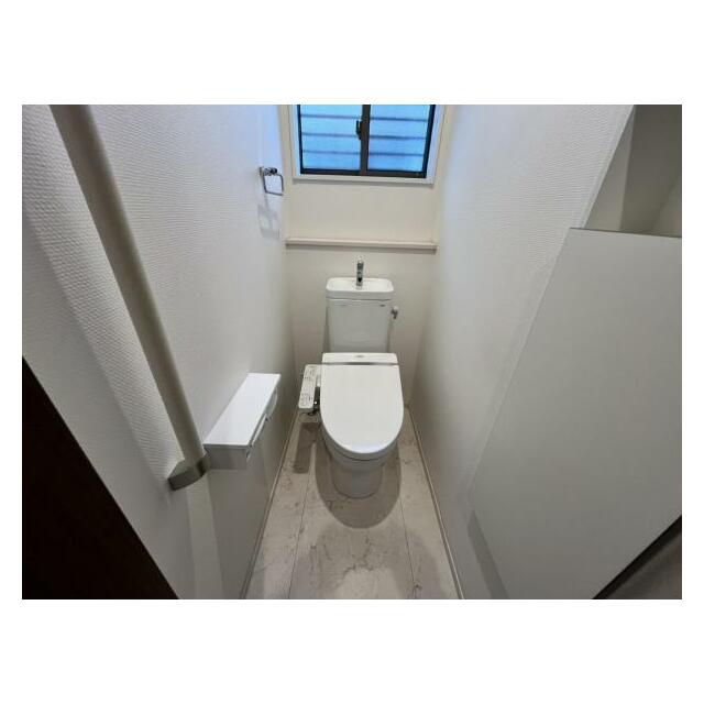 立ち上がりをサポートしてくれる手すり付き！