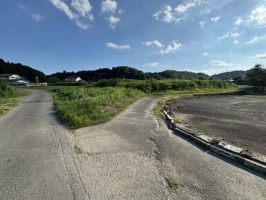 前面道路含む現地写真です