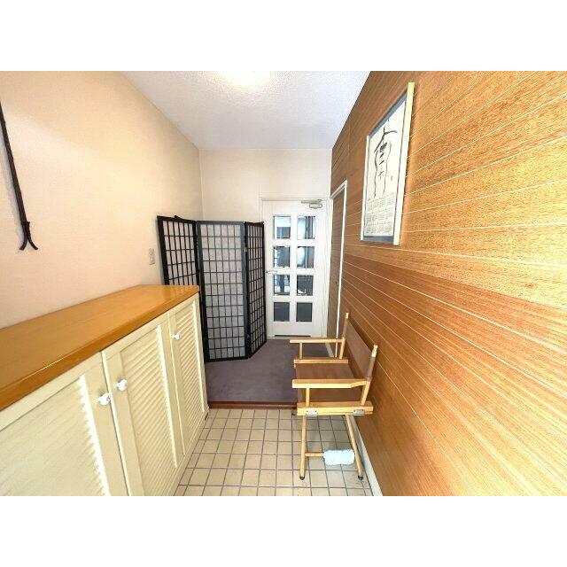 住まいの「顔」となる玄関は帰宅時に木を感じほっとできます