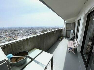 プランターを置いて家庭菜園やガーデニングにチャレンジ可能なワイドバルコニー