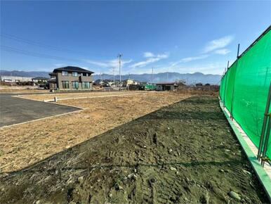 周囲に高い建物がなく、見晴らしの良い開放感ある分譲地。落ち着いた住宅街に位置し、穏やかな環境が魅力。
