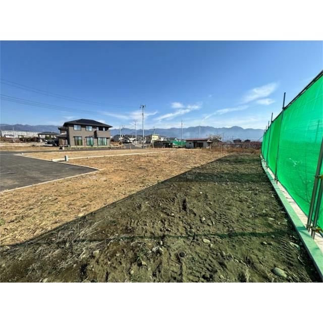 周囲に高い建物がなく、見晴らしの良い開放感ある分譲地。落ち着いた住宅街に位置し、穏やかな環境が魅力。