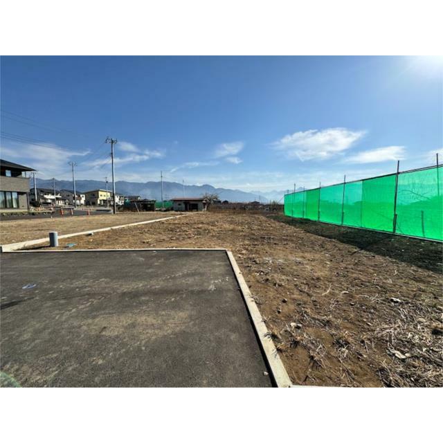 ショッピングモール「アクロスプラザ山梨」まで車で４分。日々の買い物もスムーズな、便利な立地です。