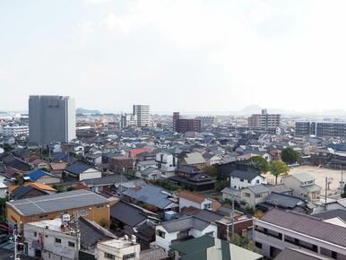 東側の眺望。遠くに海や北九州空港への橋が見えます。