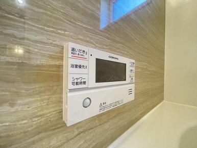 ボタンひとつでお湯張りや追い焚き、温度調整までしてくれる便利なオートバス機能付き
