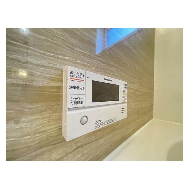 ボタンひとつでお湯張りや追い焚き、温度調整までしてくれる便利なオートバス機能付き！