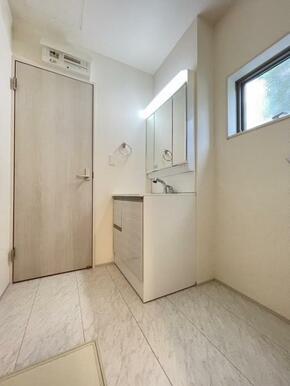 朝の準備・毎日の洗濯・帰宅後のお風呂と大活躍の洗面スペース