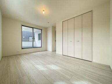 お部屋からバルコニーに出られるので洗濯物や布団などをすぐ干せ取込みも楽にできます！