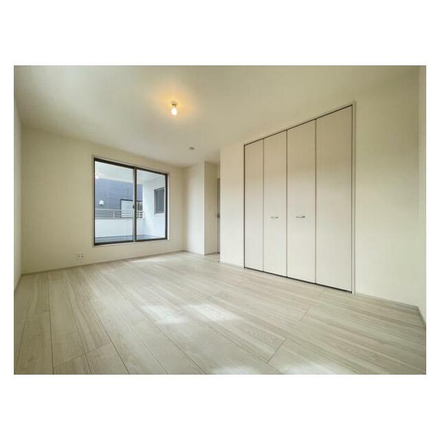 お部屋からバルコニーに出られるので洗濯物や布団などをすぐ干せ取込みも楽にできます！