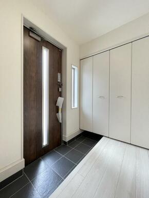 玄関を広く利用できるようシューズクローゼットを完備。ご家族みんなの靴をスッキリ収納できます！