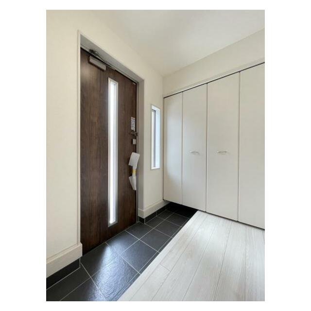 玄関を広く利用できるようシューズクローゼットを完備。ご家族みんなの靴をスッキリ収納できます！