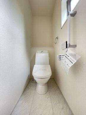 採光窓は臭い対策にもなって清潔な空間を保てます♪立ち上がりをサポートしてくれる手すりも完備！