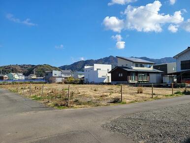 日当たり良好で静かな住環境に位置する全３区画の分譲地