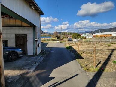 前面道路、交通量も少なく静かな住環境です！