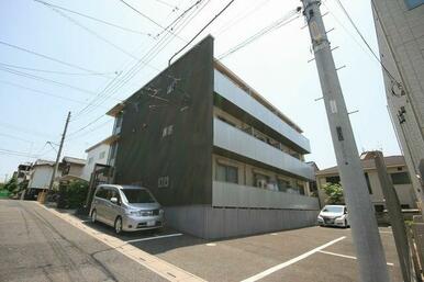 【マンションタイプ】重量鉄骨造の３階建マンションタイプ！共用玄関オートロック仕様