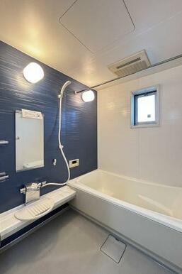 【浴室】沸し直しができる追焚給湯と浴室乾燥機能が付いた浴室は、マリンカラーのアクセント壁が他とは一…
